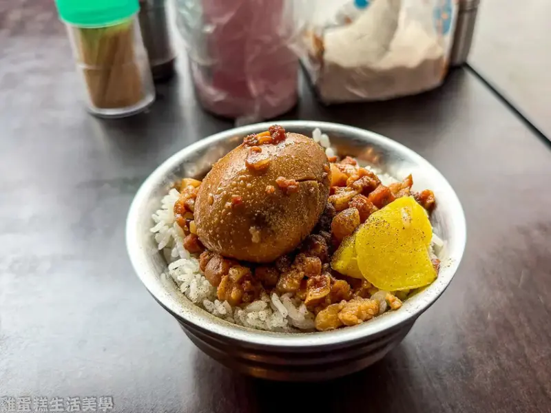 【新竹食記】阿富魯肉飯 - 城隍廟前在地老店，半夜也能吃到熱