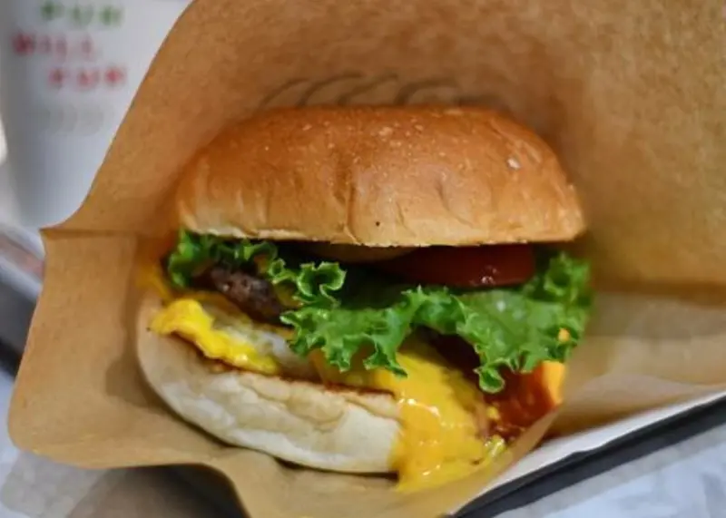 南科人快收藏！MEGOPUN剝皮辣椒漢堡超特別，還有老派經典起司爆漿美味，必吃推薦。