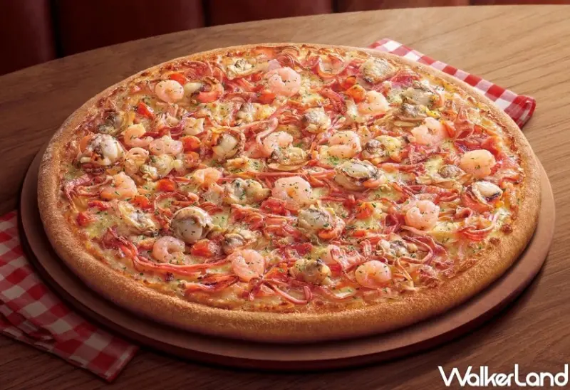 必勝客解職員工是這兩位！必勝客海鮮比薩 韓式泡菜燒肉比薩升級開賣。