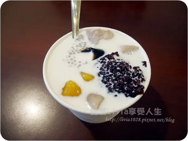 美食。點心│ 台南市東區 成大商圈 黑工號 嫩仙草 年輕老闆純手工製作 ❤跟著Livia享受人生❤