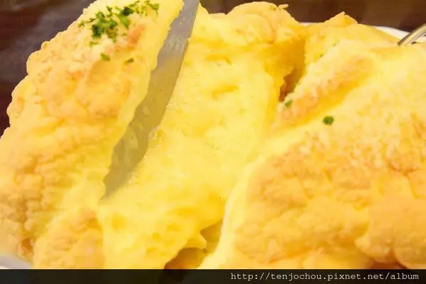 花花，甲飽沒【台北食記】Mees Cafe來自日本涉谷 舒芙蕾歐姆蛋焗飯 國父紀念館信義區東區