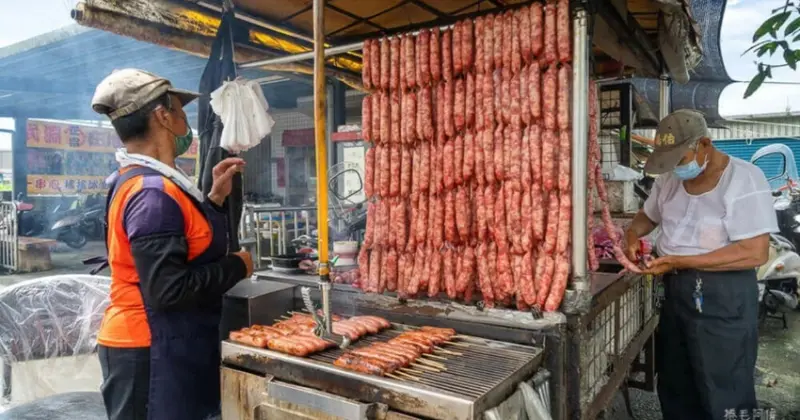 宜蘭冬山美食奇景！國道五號旁武淵香腸壯觀香腸瀑布，爆汁香腸排隊也要吃。