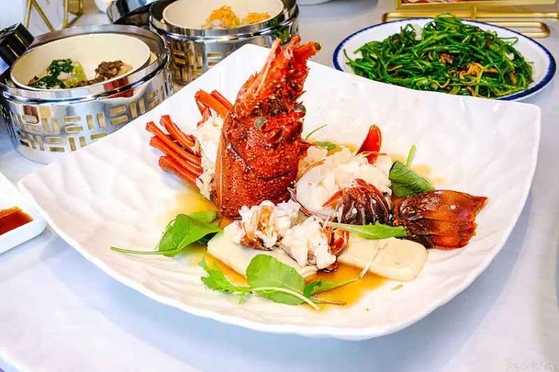 極鮮活龍蝦搭主廚現做燒賣，印月餐廳新菜推黑潮野生魚，還有特色炒冰清涼一夏！