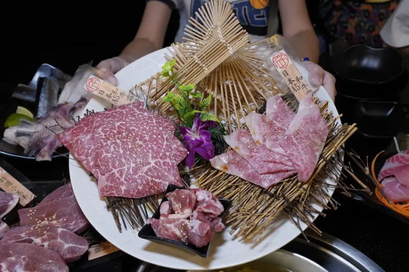 桃園市桃園區匠夯日式無煙燒肉 和牛、海鮮、生魚片、火鍋雙享組合 出菜速度超快還有桌邊剝蝦服務！