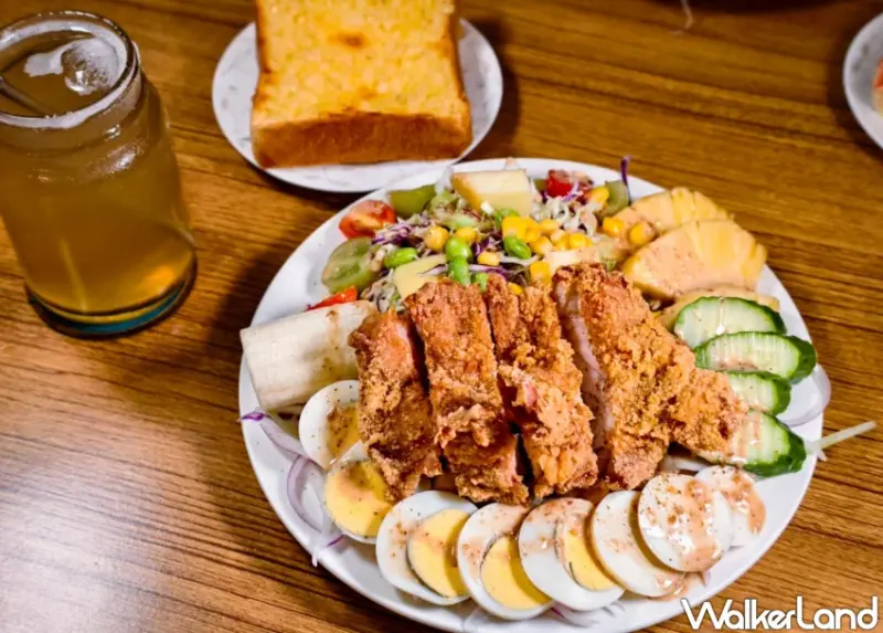軍事迷必訪高雄早午餐！厚福早午餐 結合空軍收藏的彌陀美食，現炸雞腿、厚切牛排拼盤超有誠意。