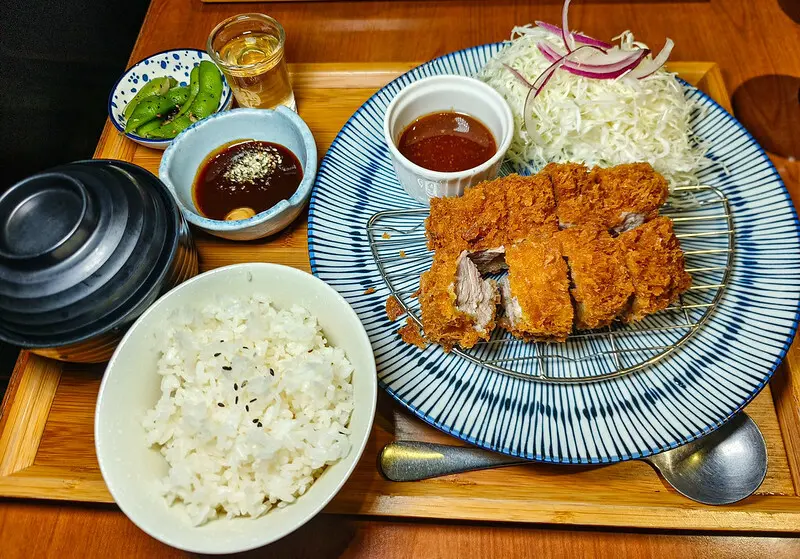 豬排控必訪！台北松山區勝田日式豬排，特製卡菲醬濃郁，份量足cp超高。