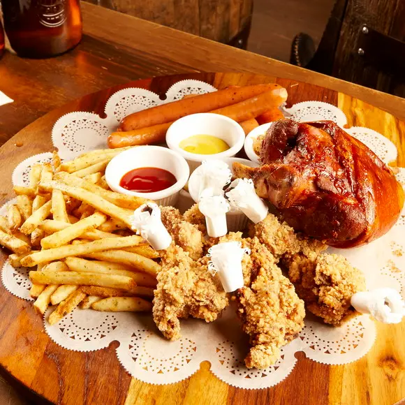 在中古世紀風的酒窖中　品嚐豐純的現釀啤酒