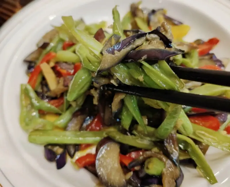 新竹一碗鮮米線＆砂鍋菜｜香辣嗦粉＋下飯紅燒肉吃的超滿足！