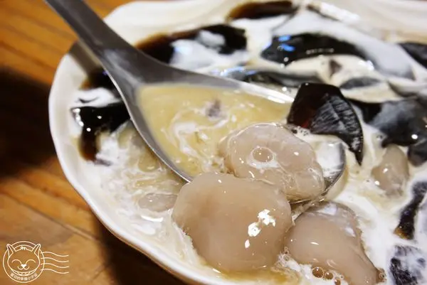 ※ 黑肉圓、豆子、花茶大師 ※【星羽愛美食-台中東海夜市】東海夜市小吃介紹，豆子黑糖仙草牛奶超級美味，讓星羽跑再遠也甘願~!!