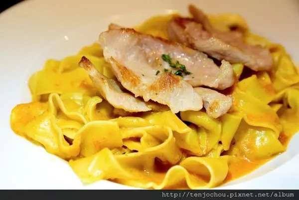 花花，甲飽沒【台北食記】松果院子 店家自製手工麵條彈牙又好吃 民生社區下午茶推薦