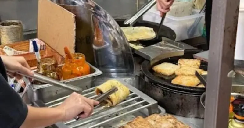 探索台中水湳市場美食秘境，漆蛋餅獨家包豆干的噴汁蛋餅