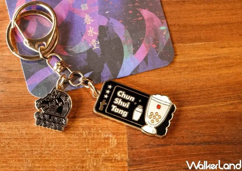 珍奶鑰匙圈必收！春水堂X金馬62聯名鑰匙圈，春水堂焙茶拿鐵新品開喝。