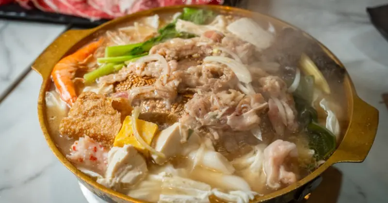 中和美食新選擇！焱焱燒鍋平價銅盤烤肉、火鍋，豪華自助吧吃到飽超划算。