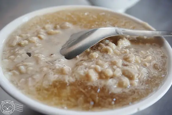 【星羽愛美食-台中】超平價消暑祕方，滿滿花生綿密豆花超享受，麻糬也好Q好好吃喔!!~忠孝豆花。