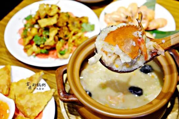 [新莊美食] 富鼎砂鍋粥-冬天就是要吃粥阿！蟹膏粥、超濃郁的牛奶起司粥、龍蝦粥等，配上熱炒、鐵板燒！適合多人聚餐！ 台北家庭聚餐/台北尾牙/台北團圓飯/輔大美食