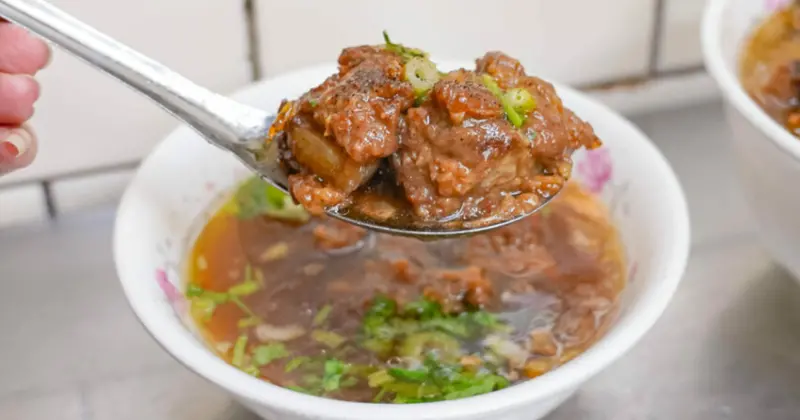 台中豐原廟東夜市傳三代老店！清水排骨麵店 排骨酥麵骨軟肉香，必吃排隊美食。