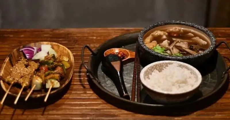 台南成大商圈異國料理！古晉馬來西亞沙嗲 肉骨茶，一秒飛到南洋街頭。