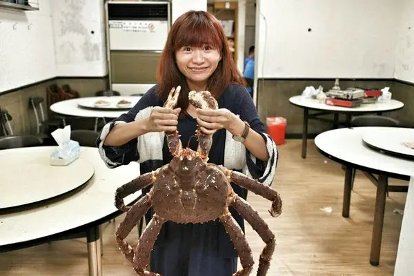 台北／中山 合江街89活海產 萬元帝王蟹如何點？現撈火烤兩吃霸氣十足（近中山國中站）