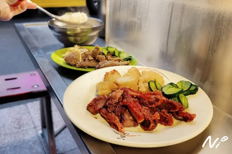 [食記。基隆仁愛]基隆廟口夜市第42攤 鹹粥。炸紅糟燒肉/旗魚片/炸豬肝 #24小時不打烊