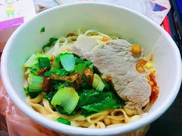 [台北小吃]內湖區內湖站「阿婆食堂」市場內的古早味平價好滋味/超特別小吃店還賣各種無刺煎魚料理/最愛它的地道乾麵/口味簡單湯頭清甜/附菜單