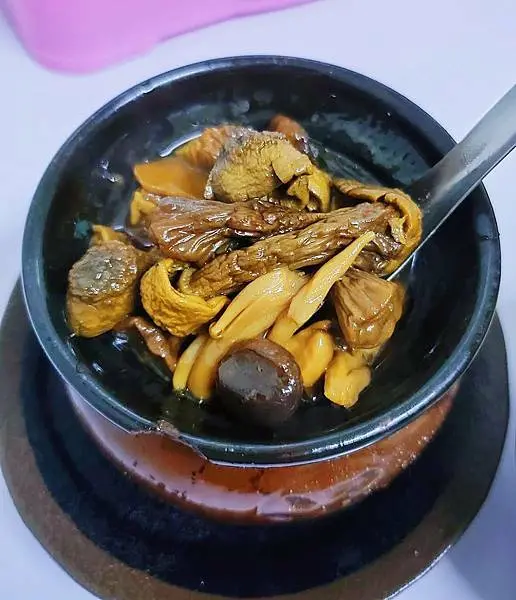 [台北小吃]板橋新埔站「甕中甕炭火煨湯」大甕裝小甕的超特別煨湯/平價湯品選擇多樣/湯濃料多味美/滷肉飯也平價又美味/附菜單