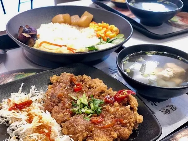 高雄市左營區高雄椒麻雞便當推薦｜高雄老饕超推的高CP值泰式便當吃過沒？酥脆炸雞腿佐上酸辣醬汁有夠下飯！