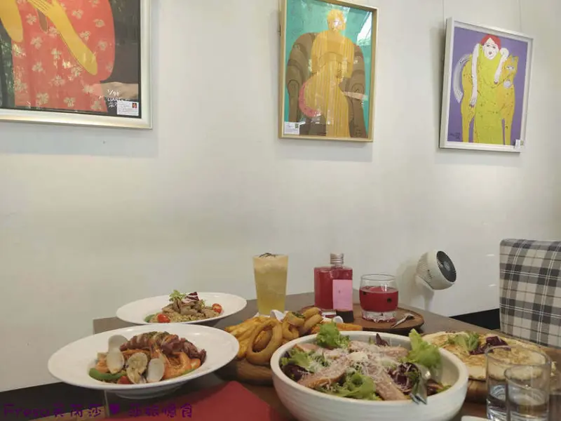 台中市南屯區台中義式【The Café By想台中】都市森林系玻璃屋綠林美景.義大利麵／燉飯份量足.沙發座位小聚幸福│秋紅谷│台中歌劇院│南屯區美食