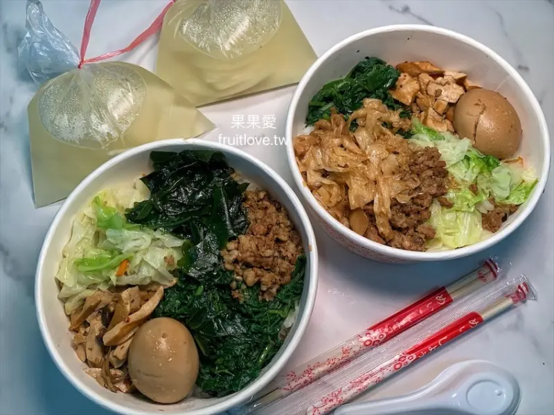 古早味肉燥飯有四樣配菜，再加一顆滷蛋，再給你一袋湯只要65元