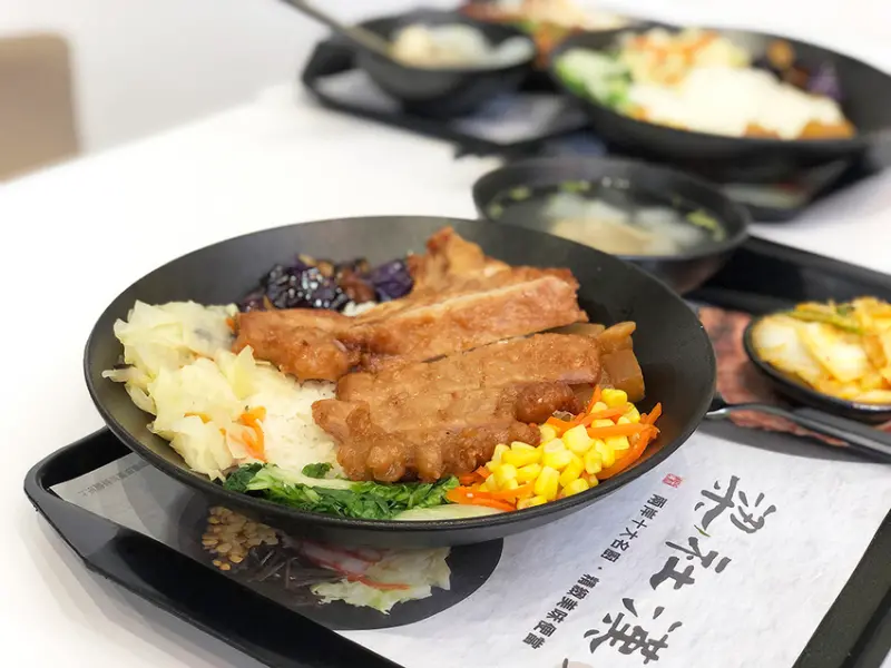 高雄市左營區【高雄外送美食推薦｜高雄頂級便當外送】梁社漢排骨左營富國店，店內價+免外送費就在這~