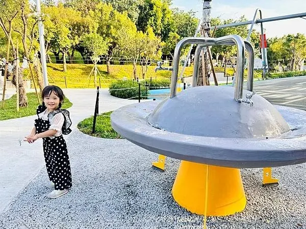 ★台中親子景點推薦★最新特色遊戲場『中央公園--飛行美樂地』