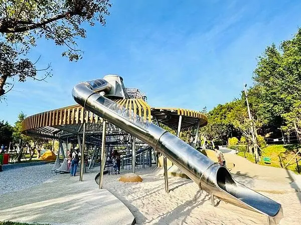 ★台中親子景點推薦★最新特色遊戲場『中央公園--飛行美樂地』