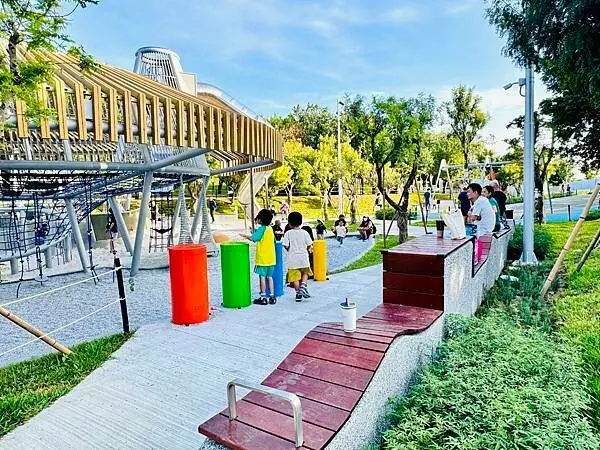 ★台中親子景點推薦★最新特色遊戲場『中央公園--飛行美樂地』