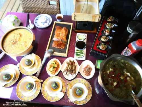 台南市永康區LA時尚川菜/墨川四川樟茶烤鴨 迷人焦糖色樟茶烤鴨 5週年套餐 環境舒適 大小獨立包廂