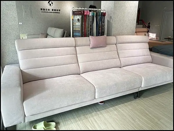 坐又銘沙發評價/台中沙發推薦/台中床墊試躺推薦/台中家居店門