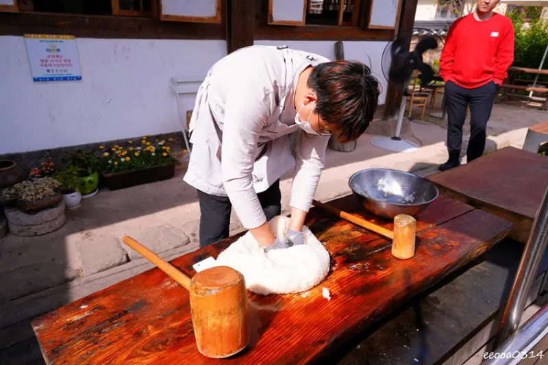 釜山旅遊「校村崔氏古宅」， 韓屋造型星巴克大陵苑店、順遊瞻星