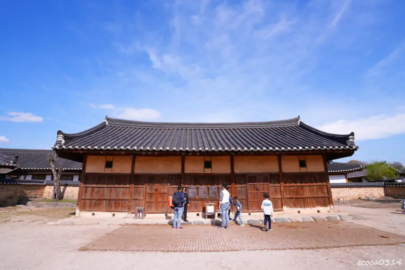 釜山旅遊「校村崔氏古宅」， 韓屋造型星巴克大陵苑店、順遊瞻星
