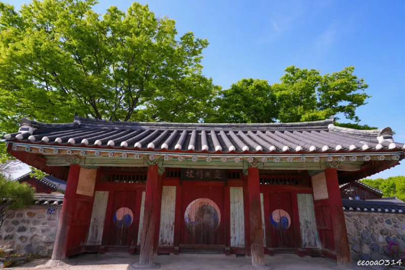 釜山旅遊「校村崔氏古宅」， 韓屋造型星巴克大陵苑店、順遊瞻星