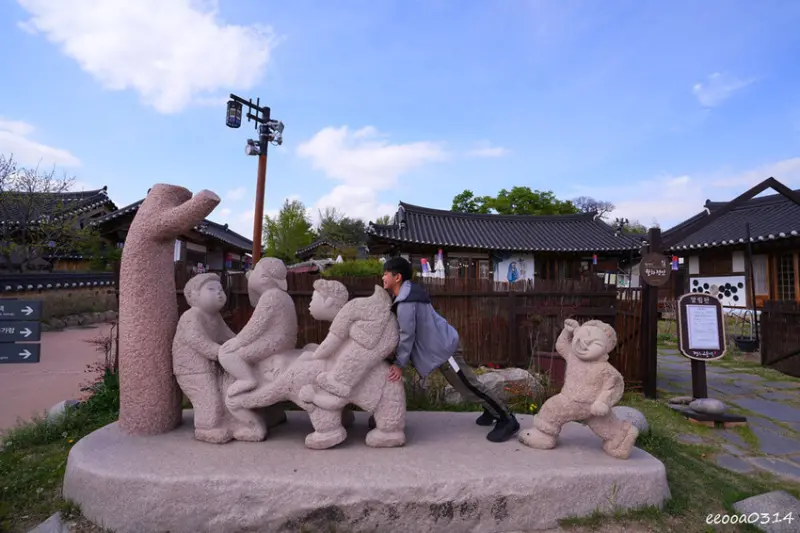 釜山旅遊「校村崔氏古宅」， 韓屋造型星巴克大陵苑店、順遊瞻星