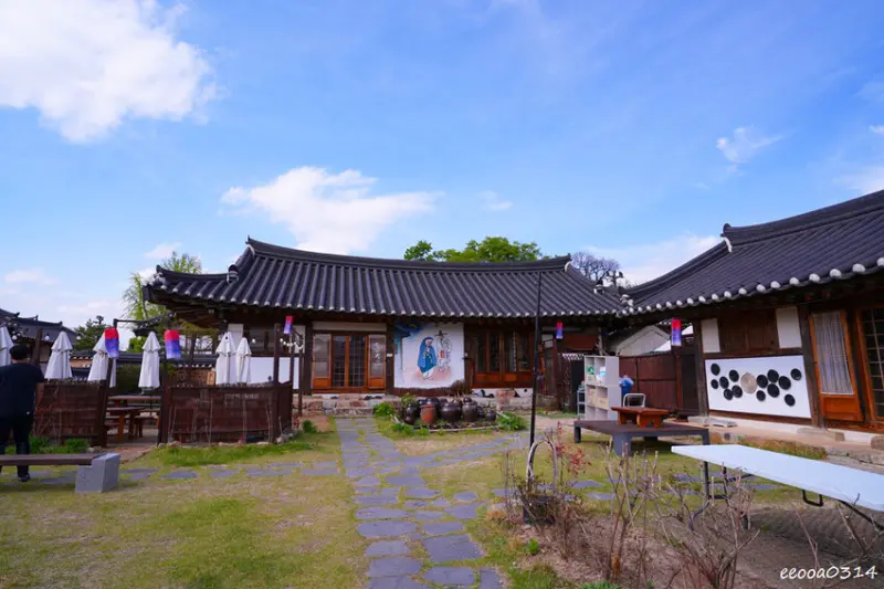 釜山旅遊「校村崔氏古宅」， 韓屋造型星巴克大陵苑店、順遊瞻星