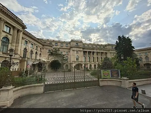 羅馬尼亞雅典娜神廟音樂廳與國立羅馬尼亞藝術博物館周邊