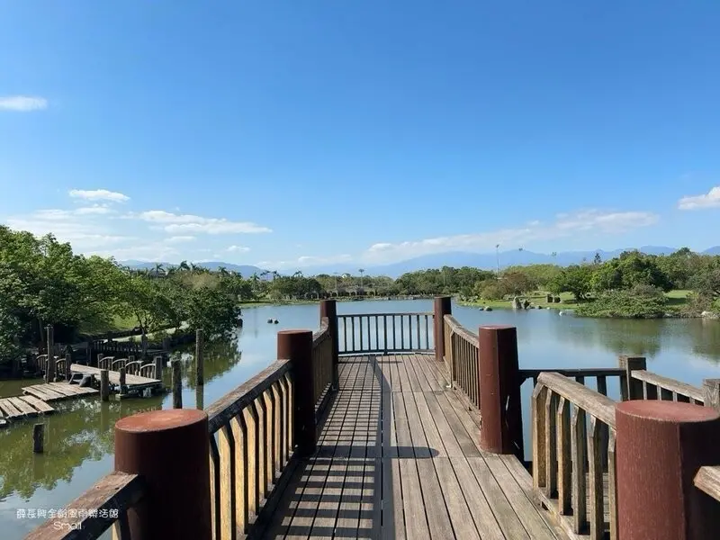 宜蘭最新最大共融式公園『薛長興樂活館』純白色半開放的雨遮空間