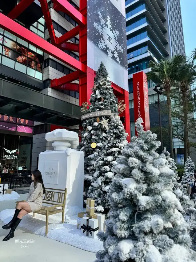 台北信義區必拍《香奈兒雪白聖誕幻境》夢幻場景就在新光三越A8