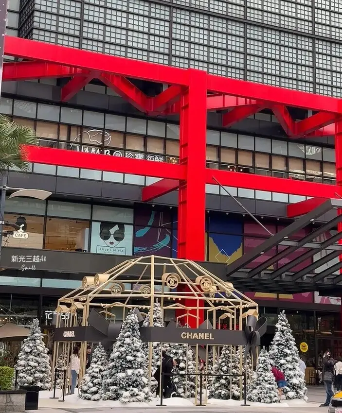 台北信義區必拍《香奈兒雪白聖誕幻境》夢幻場景就在新光三越A8