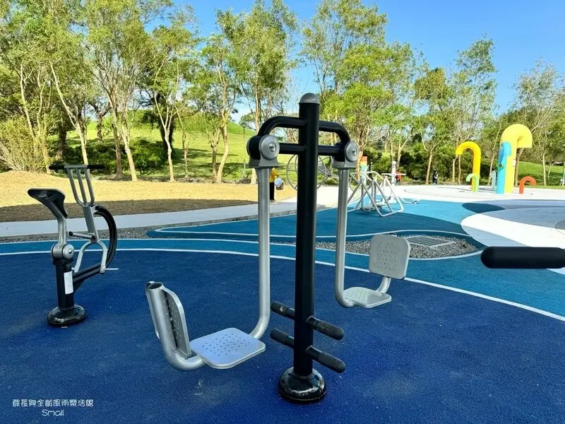 宜蘭最新最大共融式公園『薛長興樂活館』純白色半開放的雨遮空間