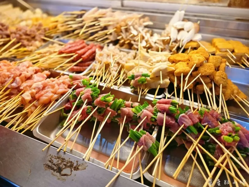 台北便宜到爆!價碳烤每串10元，雞排50元「阿鴻串烤」台北濱江市場、龍江路小吃