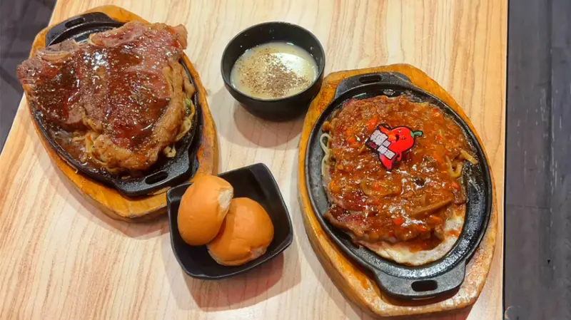 新北市中和區【捷運美食】孫東寶台式牛排教父，CP值超高平價牛排，聚餐推薦！聯手金德老爹，麻辣牛排，強力上市！【牛排推薦】新北美食【中和餐廳】環狀線美食