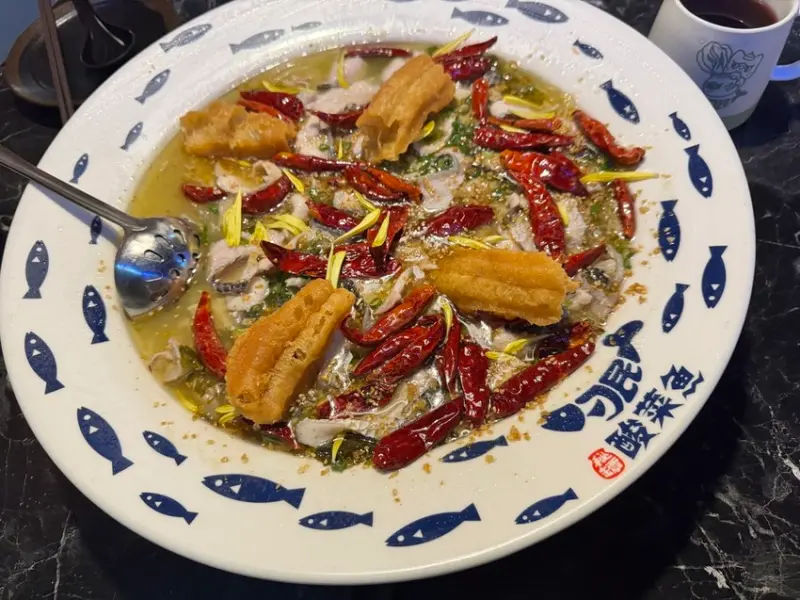 台北市信義區【台北信義美食】刁民酸菜魚信義峽谷店，撲鼻而來的酸菜味立刻開胃，魚肉鮮嫩份量足夠，台中排隊名店