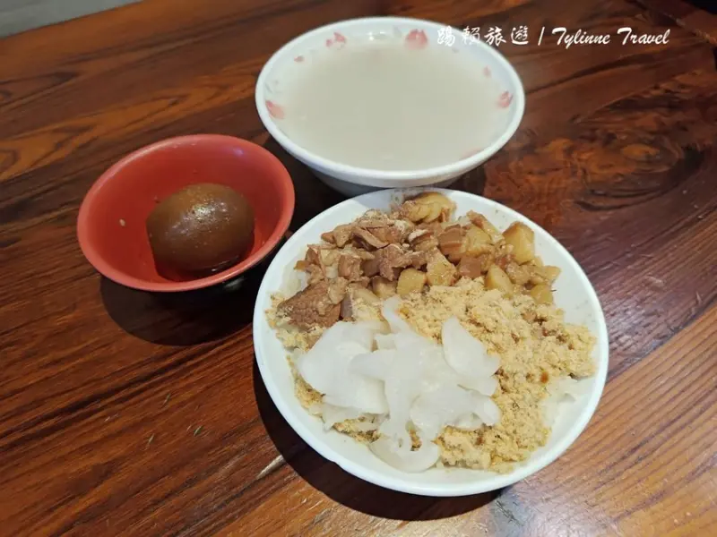 台南必吃落成米糕！傳統手法米糕搭配四神湯，連三年獲米其林必比登推薦。