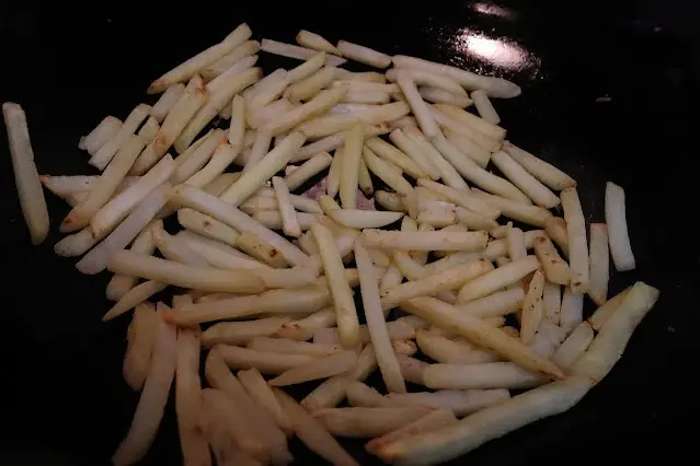 料理「炒薯條」