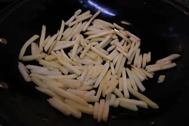 料理「炒薯條」